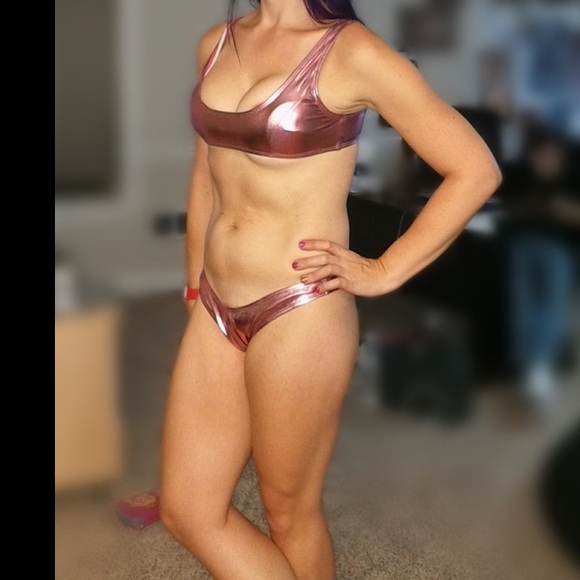 Metallic pink Brazilian bottoms bikini - Picture 2 of 4